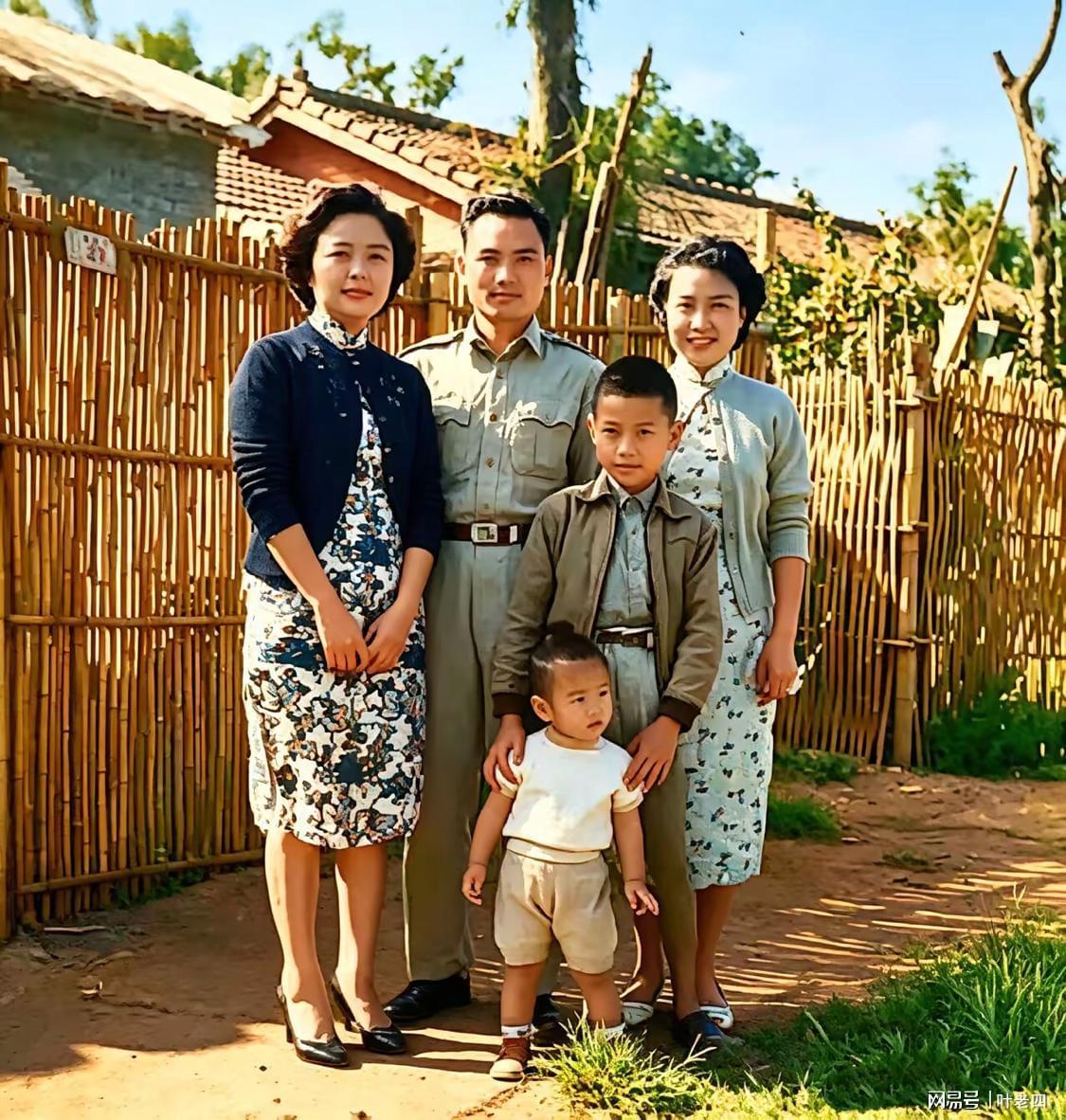 九游游戏-郑丽文和家人的一张合影，时间是1971年，地点是眷村。